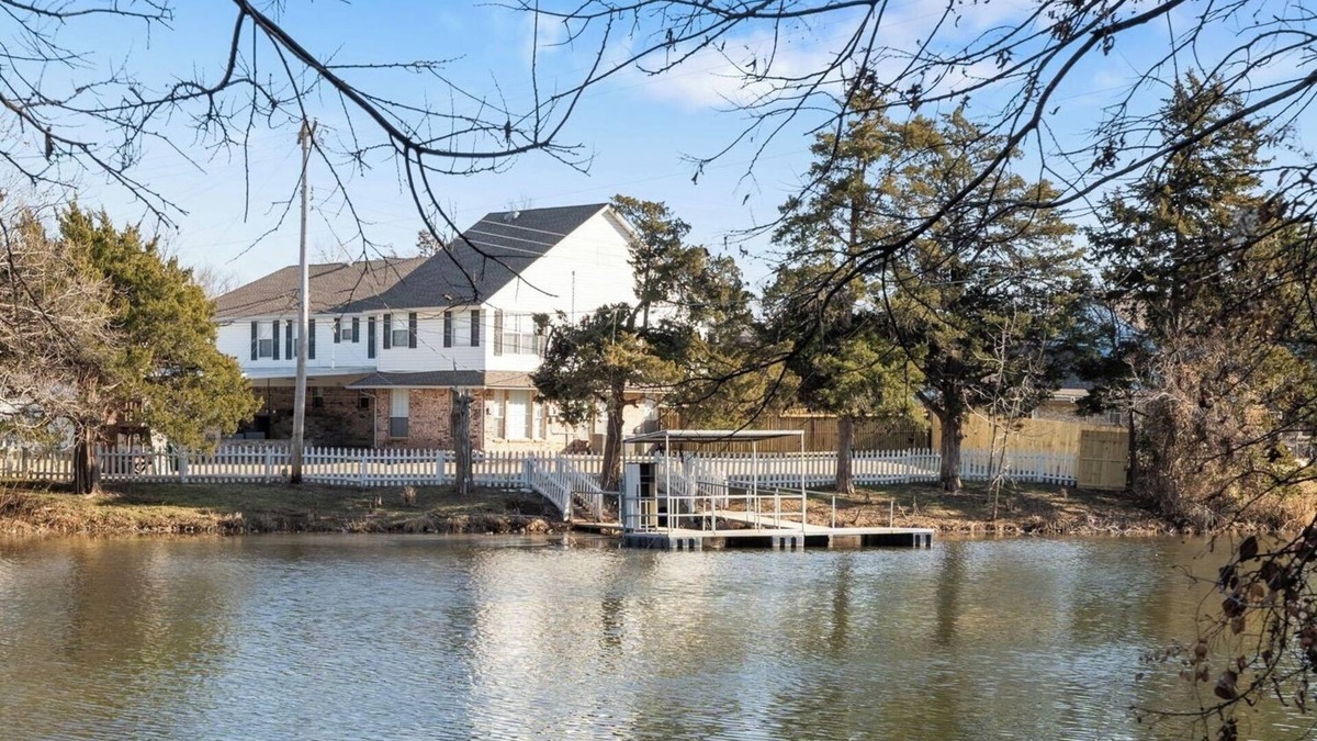 Warr Acres House | 4000 sqft Lakefront View | Hot tub + Patio #NH