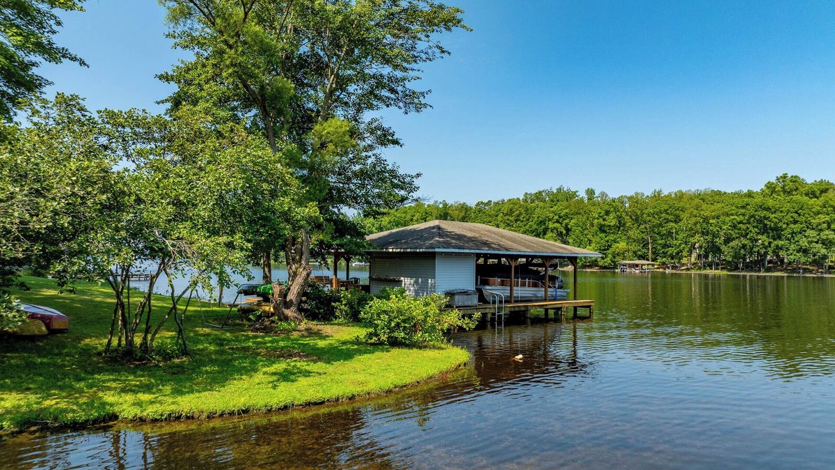 Lakeside Woods House | 400ft private waterfront home, fireplace, boathouse, kayaks, DOG FRIENDLY
