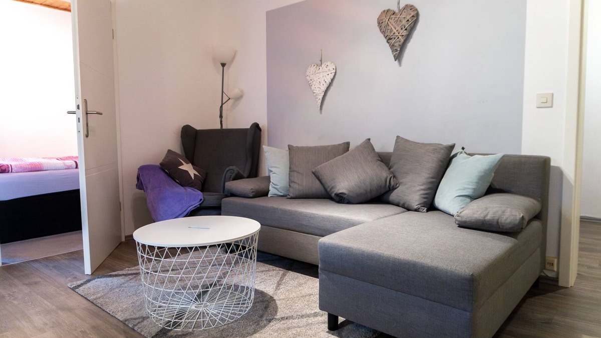 Weissenstadt Apartment | 40qm-große Ferienwohnung mit Blick auf den Waldrand