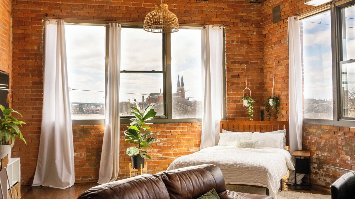 Detroit Apartment | 420 Loft Canada Bridge View - FREE PARKING - FREE WIFI
