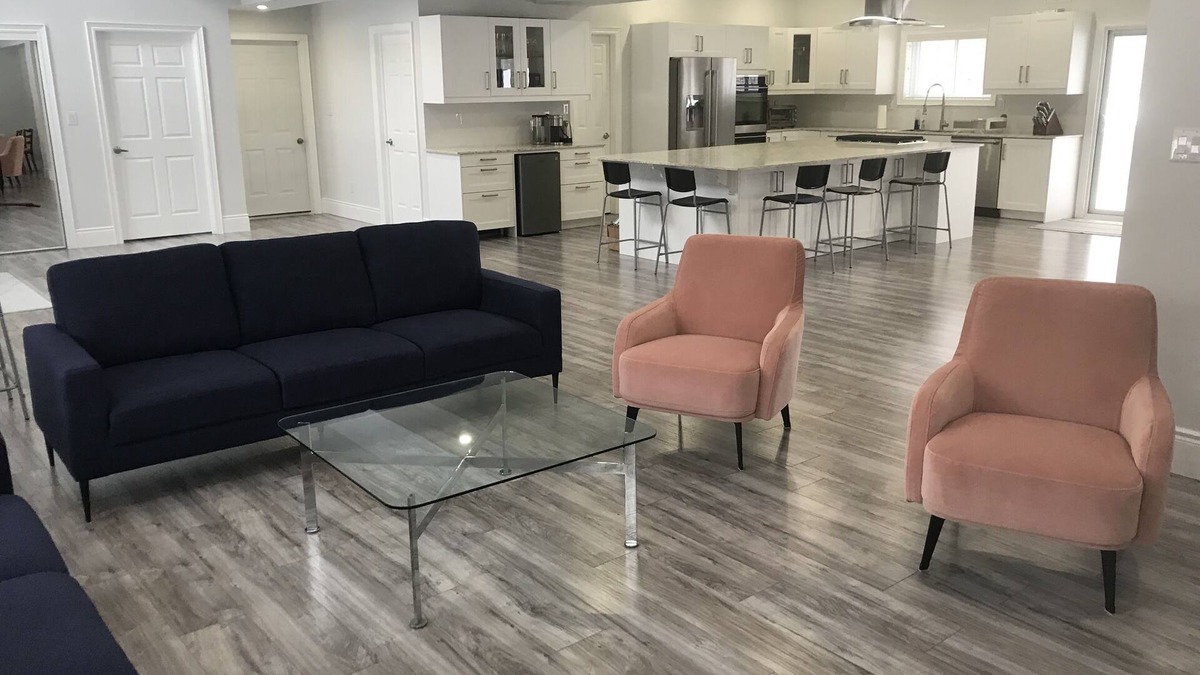 Tiny House | 4200 sq ft 5 bedroom house, golf sim, beaches, skiing and trails seconds away!