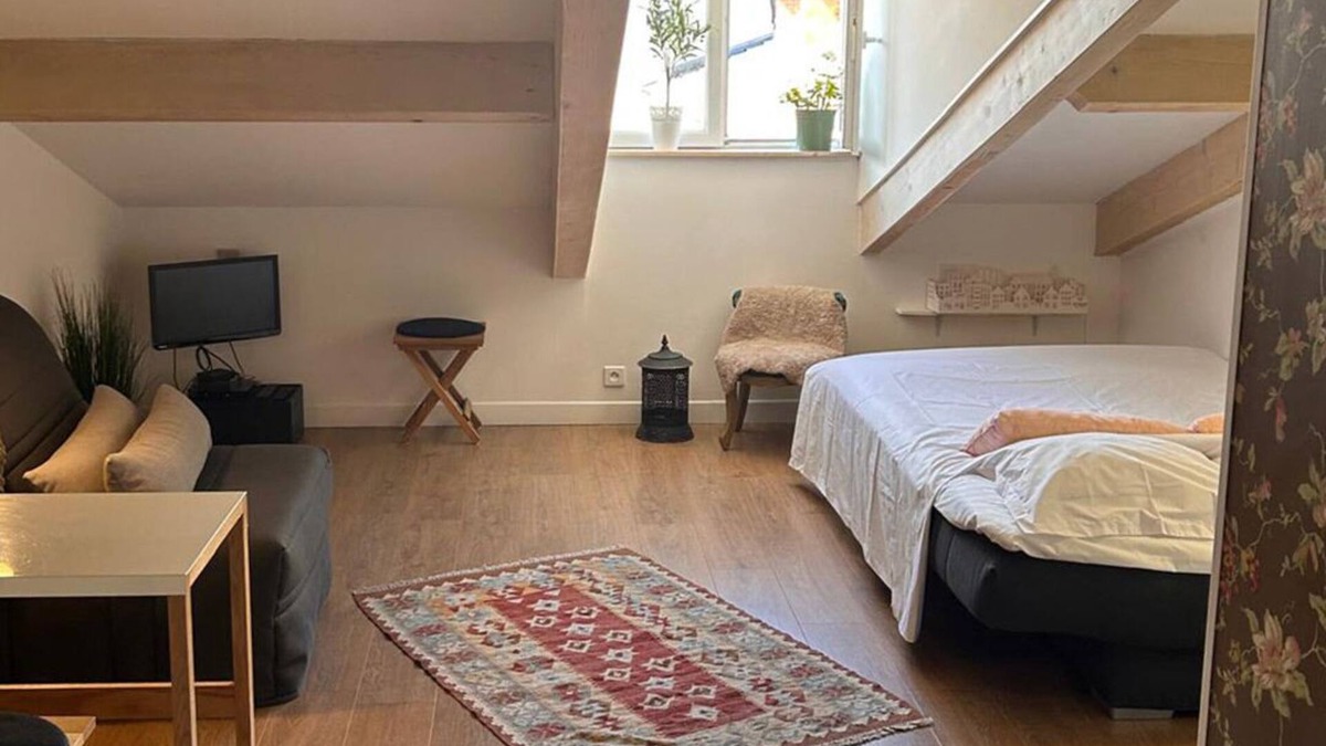 Jean-Medecin Apartment | 45. A cosy studio on the top floor, centrally located by Avenue Jean Médecin