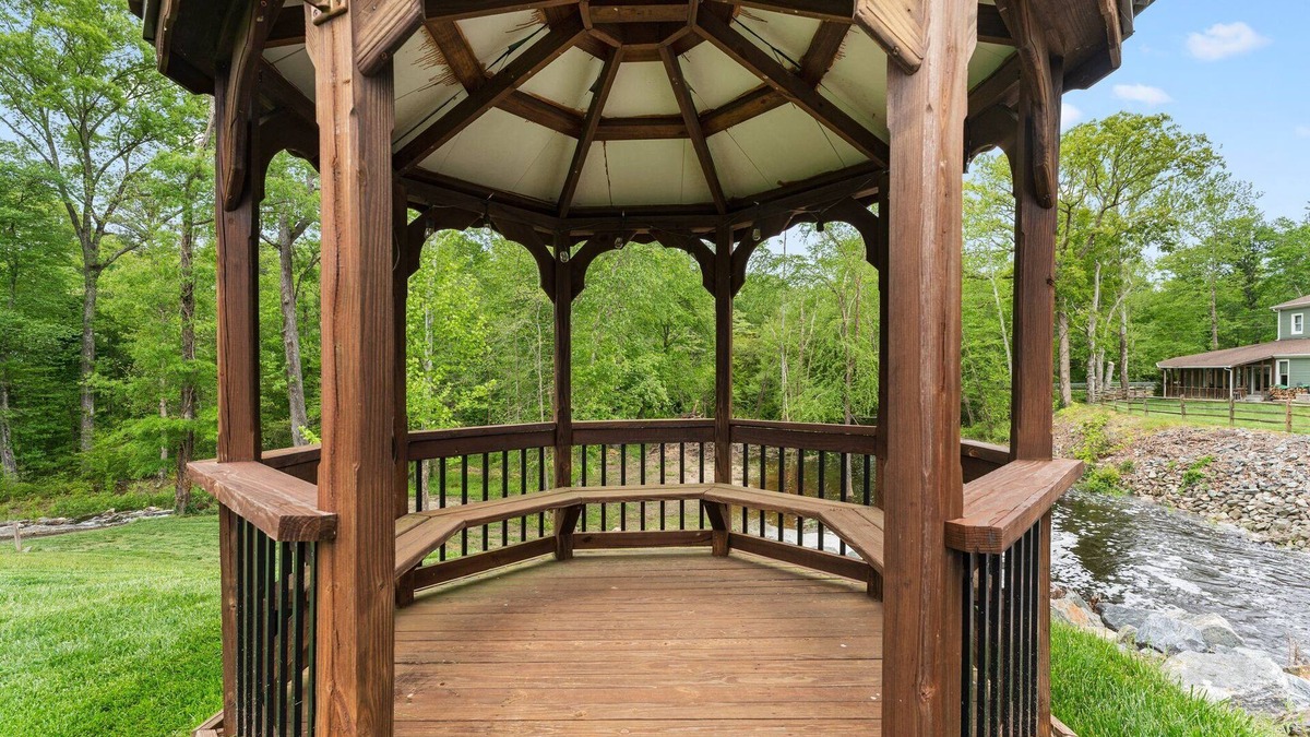Sparta House | 45 Acre Private Lake, Pickle Ball Courts, Fire Pit, Kayaks/SUP, King's Dominion