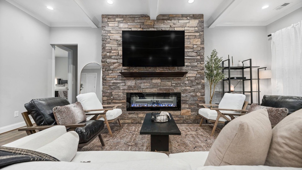 Weddington House | 4500 sq ft. Cozy/Luxe Mountain style retreat in South CLT- 2 King Masters!