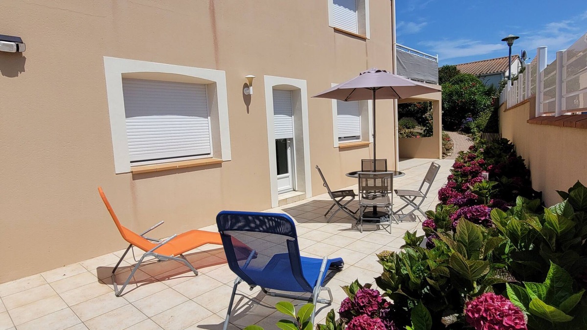 Brem Sur Mer Apartment | 45m2 housing; on the ground floor in a villa in Brem sur Mer