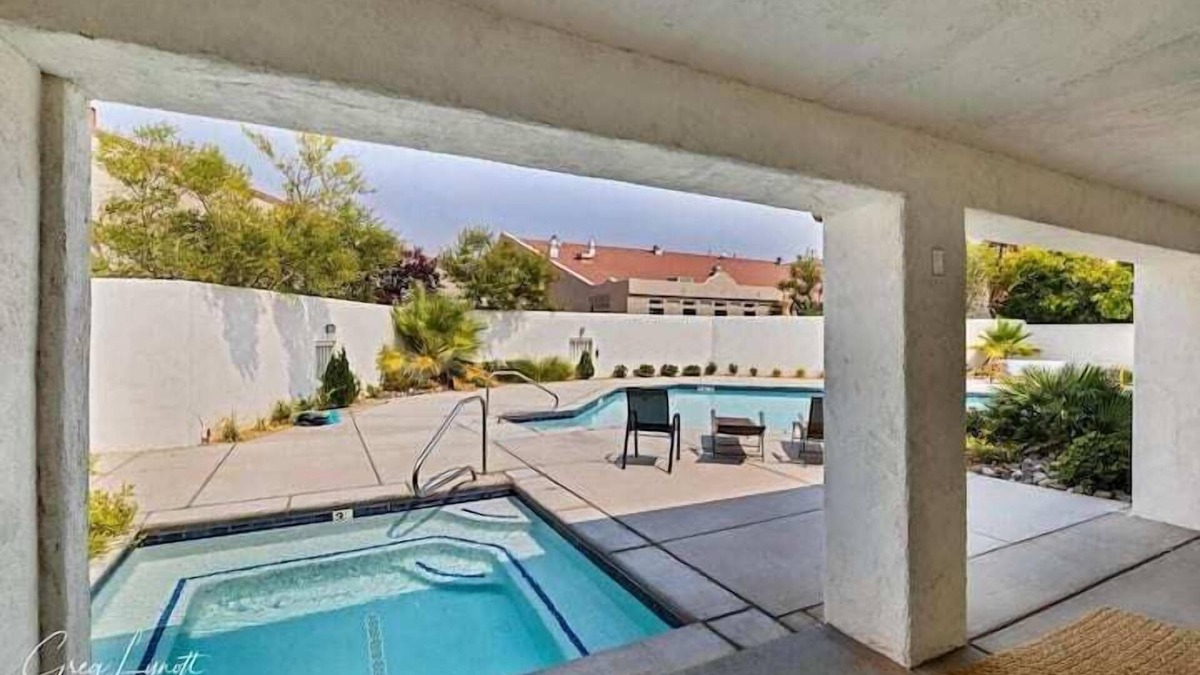 St. George House | 48 Amira GERTSCH · Stand Alone Luxury Private HotTub+Pool