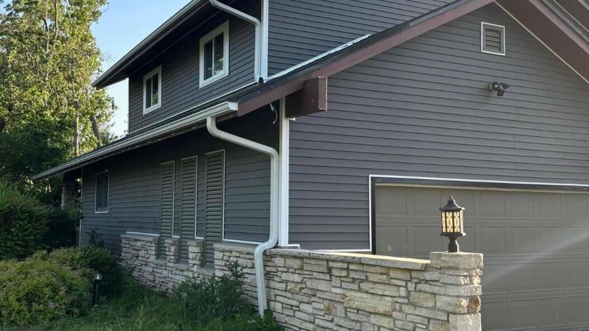 Cedar Rapids House | 4800 sq ft 5-bedroom house, Huge Deck. 85-in TVs 7 mins to downtown and Marion