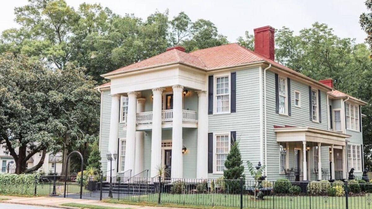 Anderson Apartment | 499 7even Oaks 1858