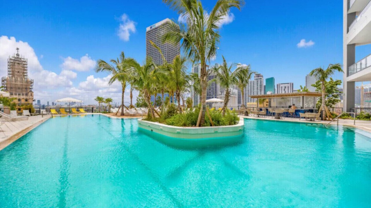 Downtown Miami Apartment | 49th Floor Sleek Condo | Cozy Pool, Gym & Spa Stay