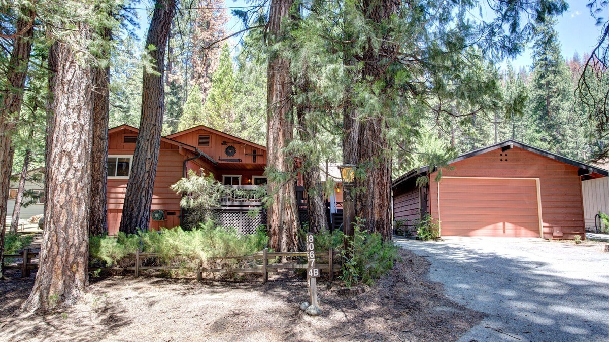 North Wawona Cabin | (4B) Mountain Memory at The Redwoods In Yosemite