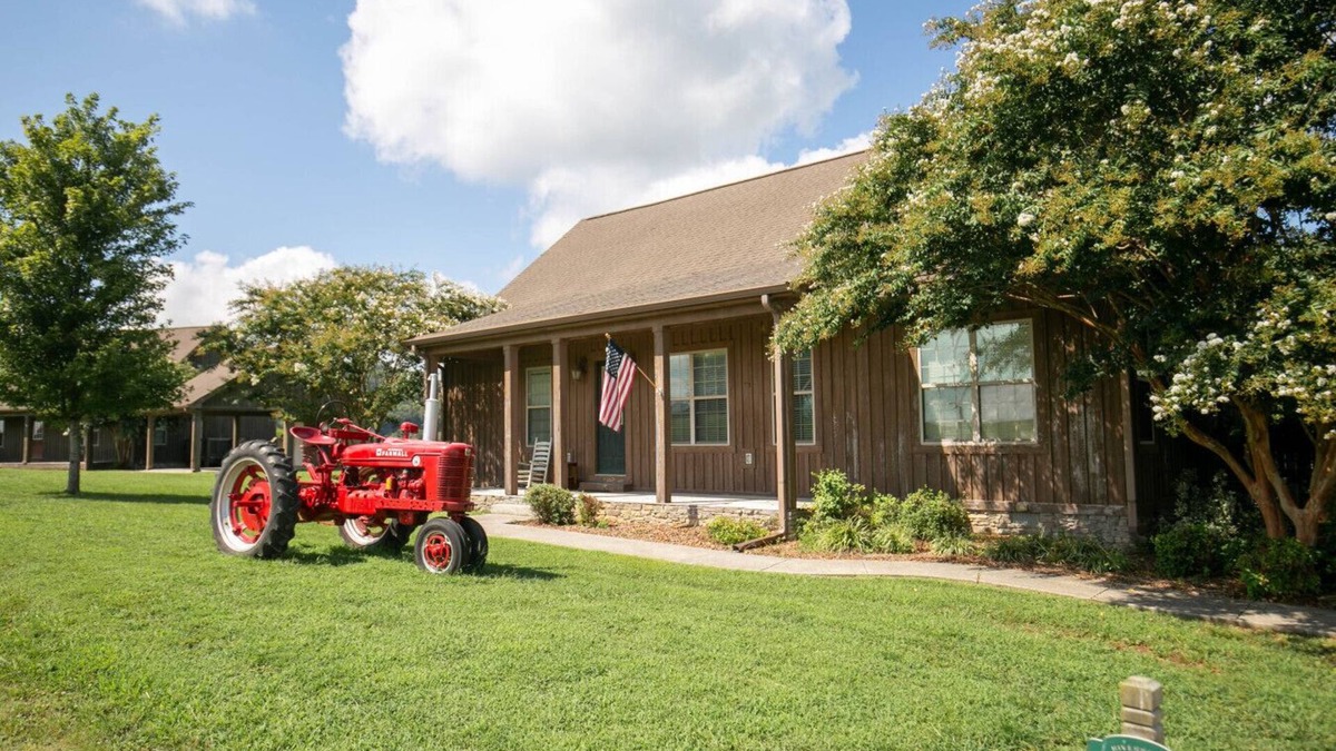 Normandy Apartment | 4BD House Farm Stay on Lake and Duck River
