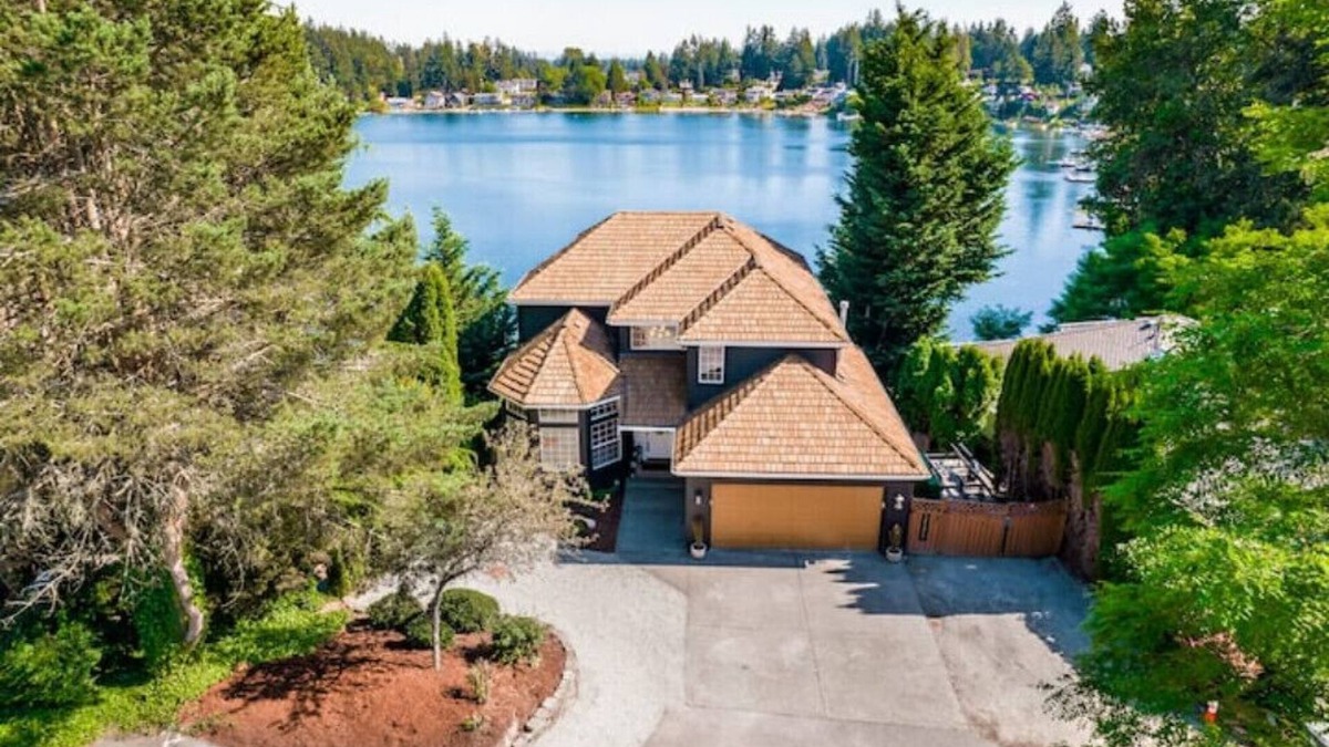 Lakewood House | 4bd Lakefront, w/hot tub, outdoor kitchen & dock