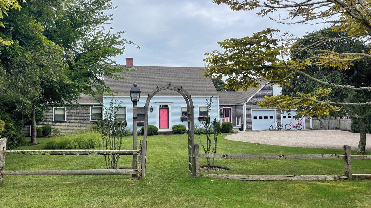 Nantucket House | 4bd3bth Lovely tranquil home, 1mile to town, private upscale area, open flrplan