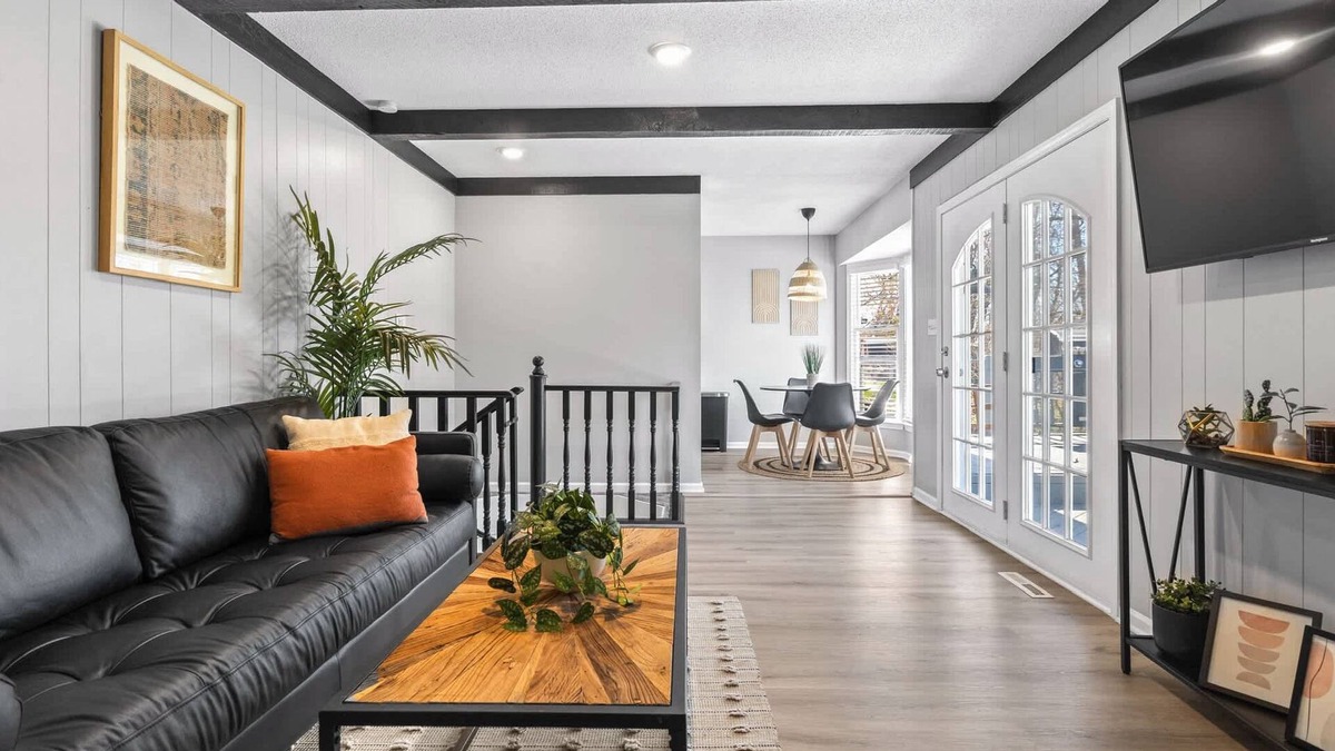 Lenexa House | 4Bdr|2.5Bth|Modrn Lvng|Grt Location