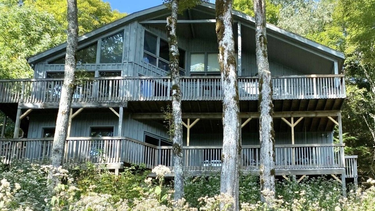 Wolf Laurel House | 4Bed/4Bath Mountain Retreat in Wolf Laurel CC with 60-mile views.