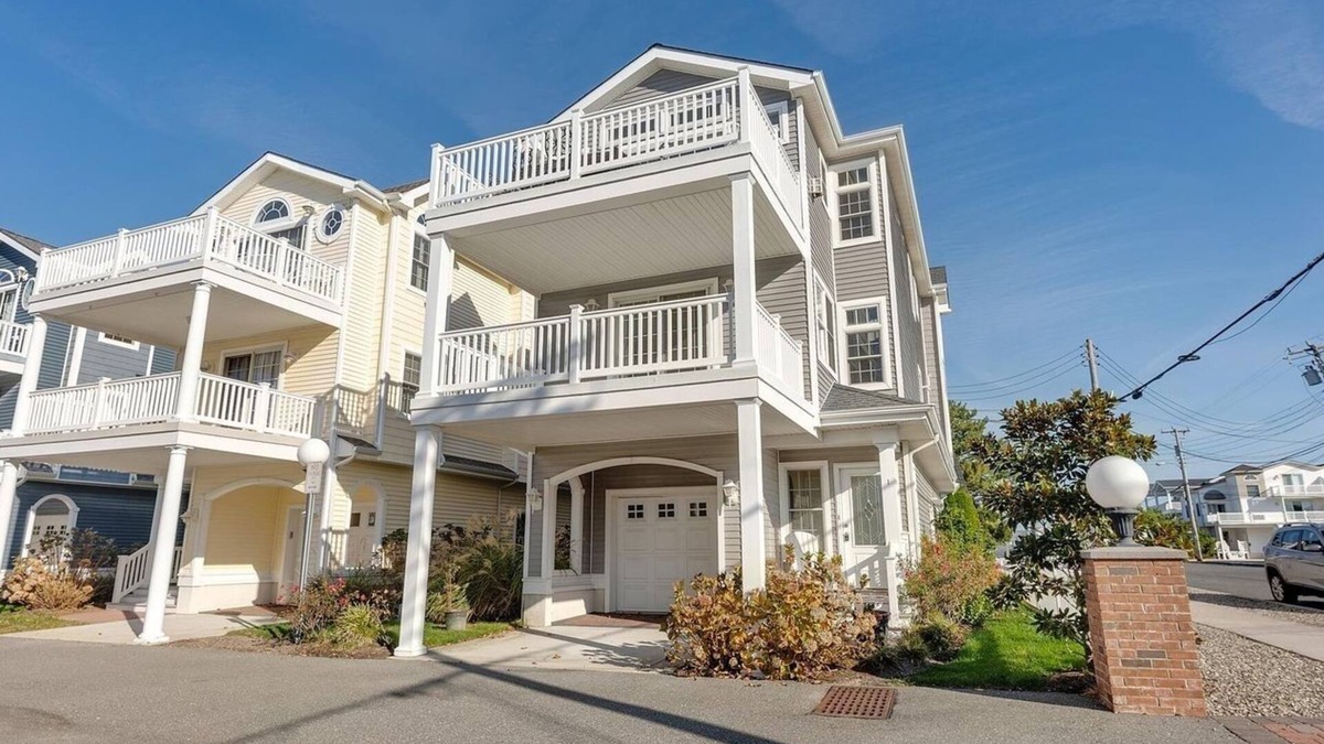 Townsend's Inlet House | 4BR 3.5BA community POOL 2 bl from beach w/lifeguard & bathroom no pets/smoke