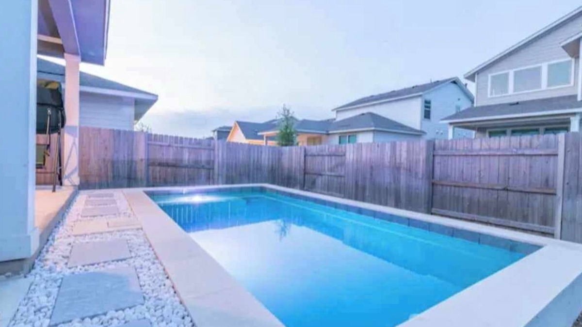 Austin House | 4BR/3.5BH Private Pool: 5M Airport, F1 & 2-Story