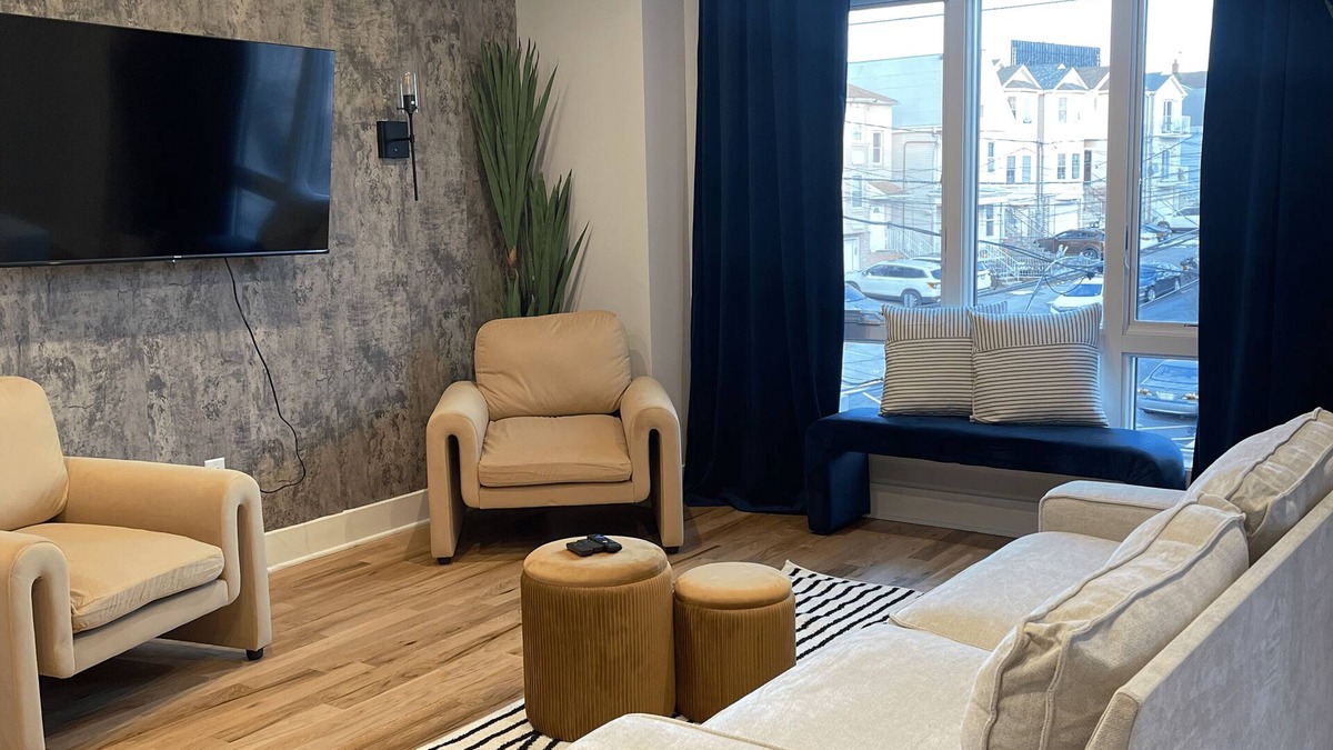 East Newark Apartment | 4br 5ba w/4 Car Parking, Bonus Rm+ B.Yard-NYC/EWR