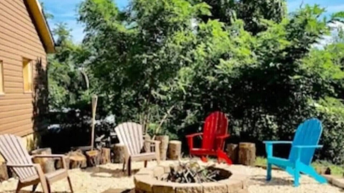 New Kensington Apartment | 4BR Chalet with Seasonal Pool Hot Tub