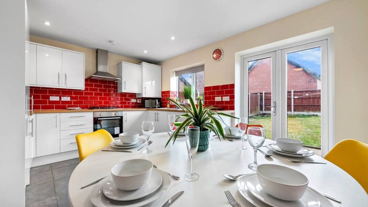 West Bromwich Apartment | 4BR Contractor House in Birmingham w/Parking