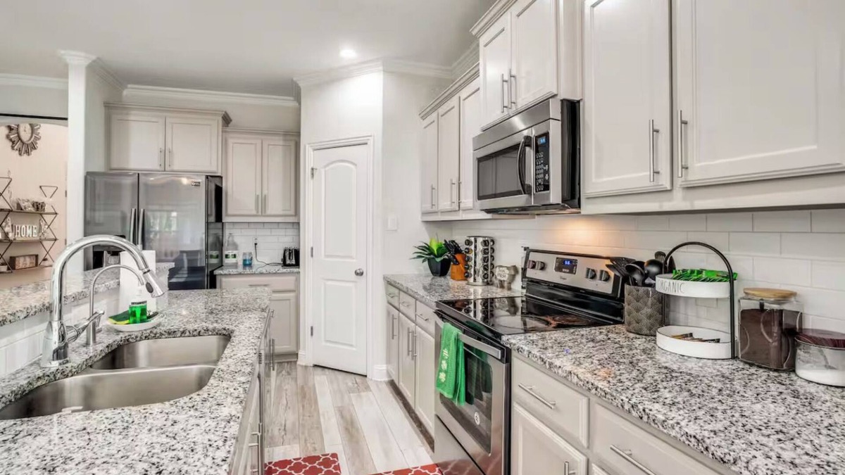 Wheatland House | 4BR Farmhouse For 12 N Po