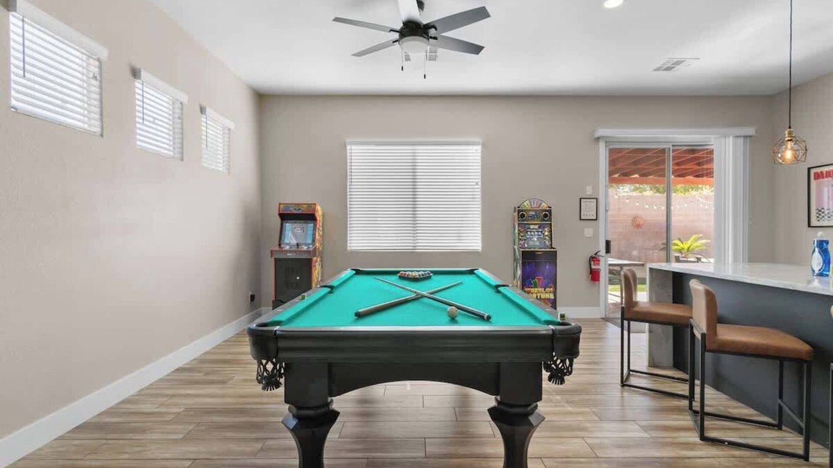 River Mountain House | 4BR Funhouse: Hot Tub, Ping Pong + Game Room!