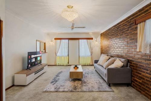 Sunnybank House | 4BR Garden Patio Retreat Near Food Shops and Transit