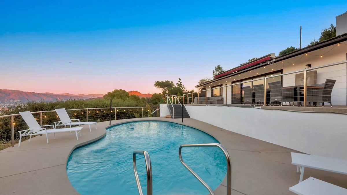 Los Angeles House | 4BR Hilltop Villa by Universal Studios with Pool and Jacuzzi Amazing Views