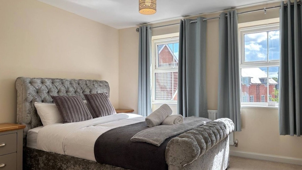 Broadbridge Heath House | 4BR Home Gym 2BA Free Parking En-suite Near LGW Airport