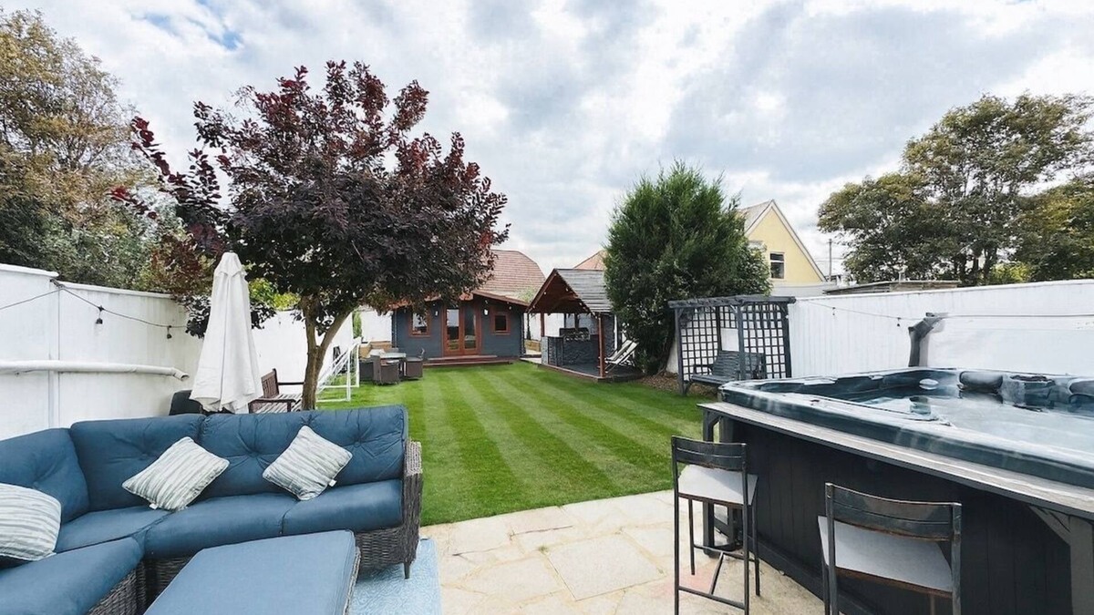 Southbourne House | 4BR - Hot Tub - BBQ - Garden -Beach-Cinema-Parking