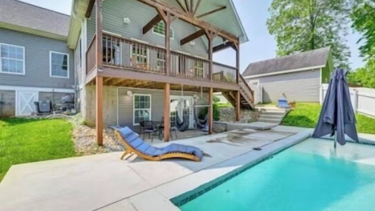 Mount Vernon House | 4BR+Lake Access+ Fire Pit+Pet Friendly&Heated Pool w fee+ Avail 10-19 thru 10-24