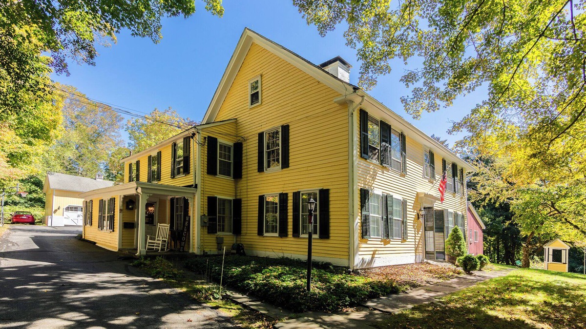 Norwichtown House | 4BR Large Historic Hidden Gem in Norwich with Pool