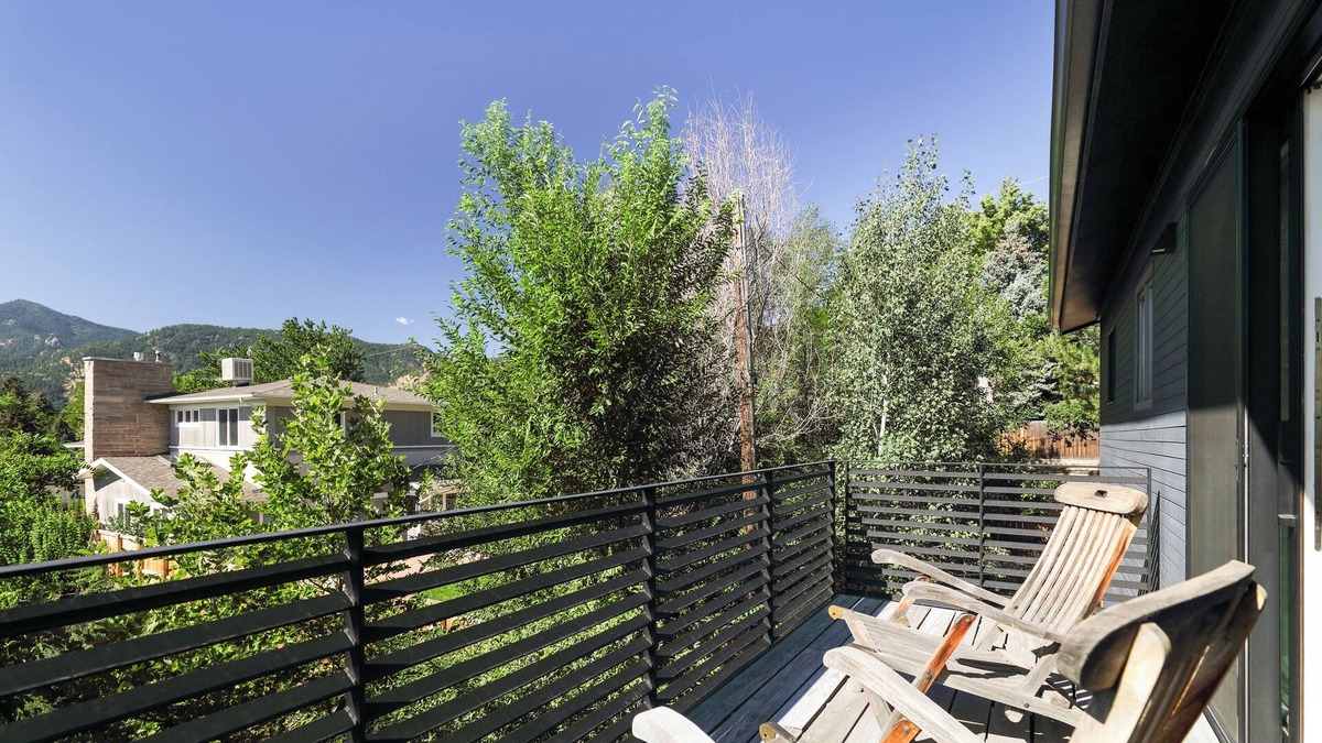 Newlands House | 4BR Modern Gem with Flatiron Views & Hottub 1mile to Pearl, 1block to NoBo Park