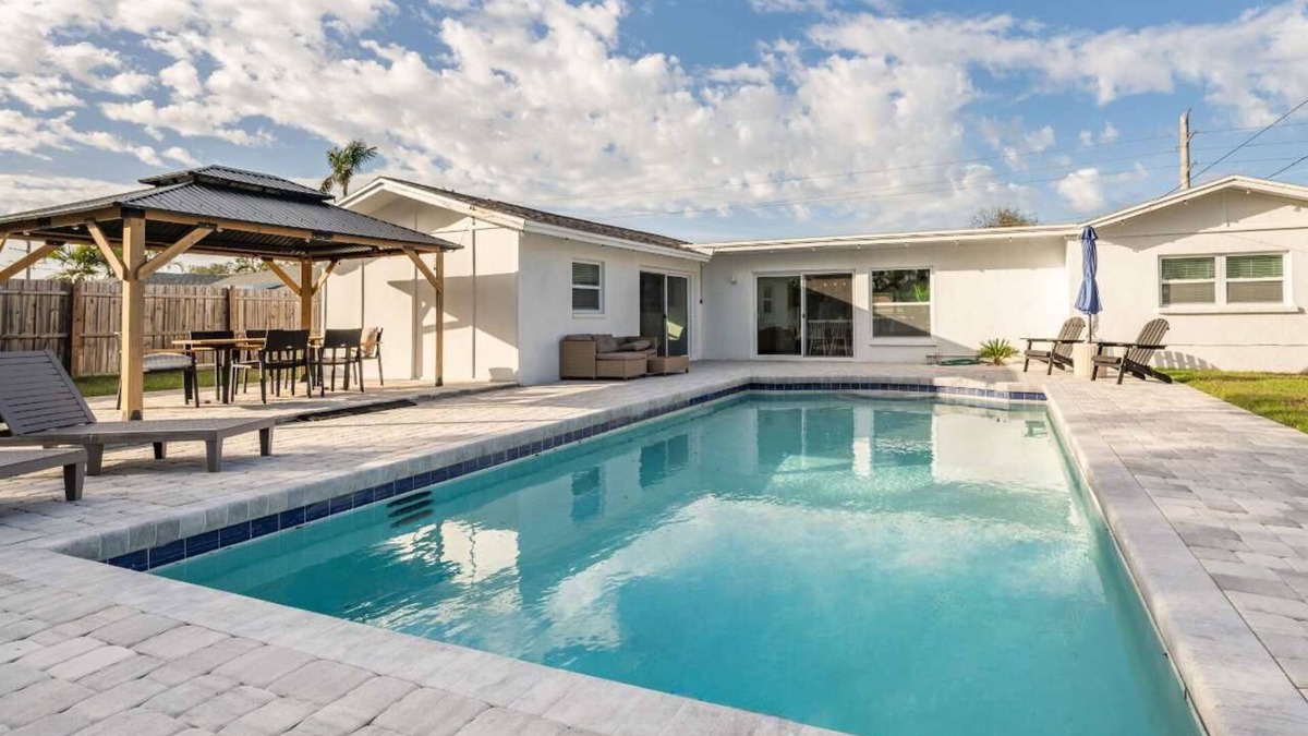 West Bradenton House | ‼️4BR Oasis w/Heated Pool Near Anna Maria Island