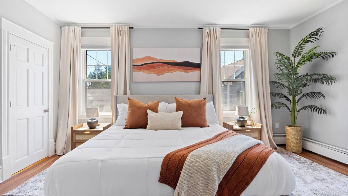 Salem House | 4BR Retreat King Bed Walk or Ride to Downtown Salem Free Parking & Laundry