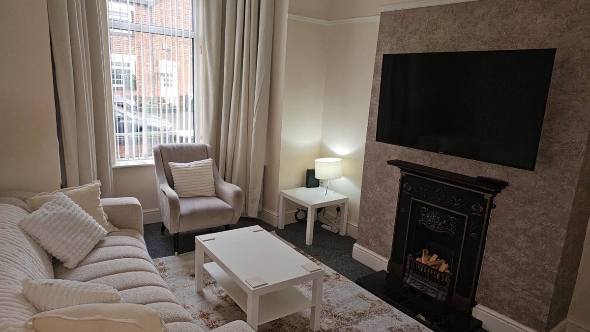 Salford House | 4BR-Sleeps10-Cosy Spacious House-Free Parking