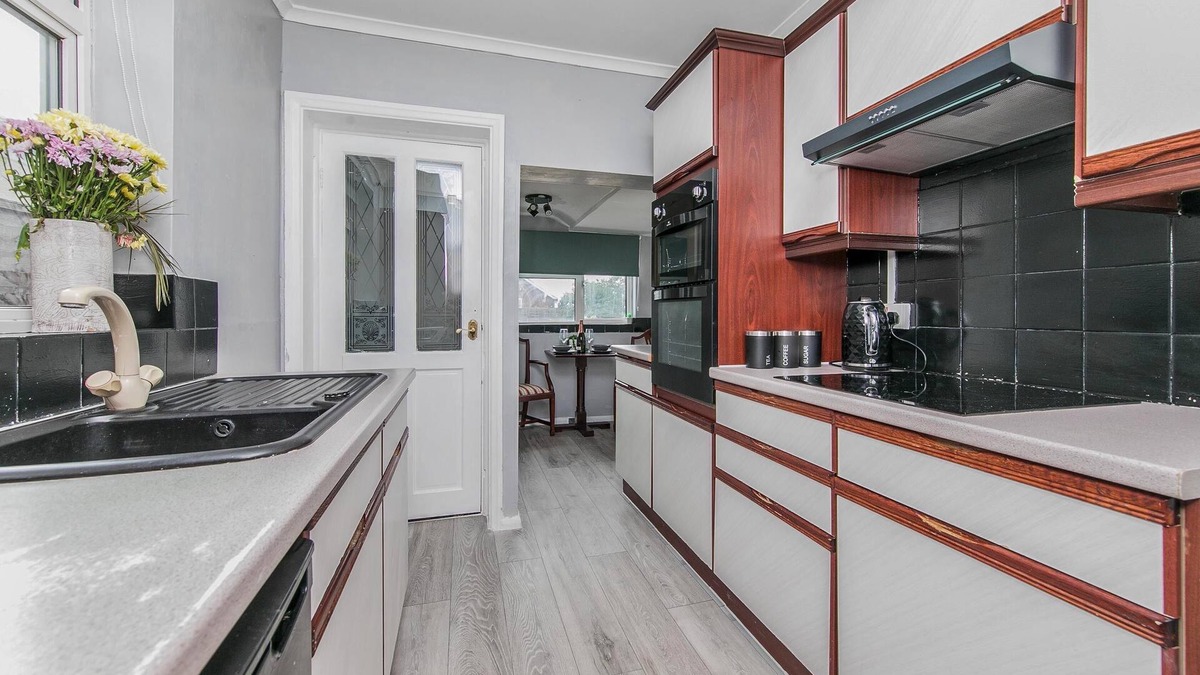 Colchester House | 4br-sleeps10-parking-garden