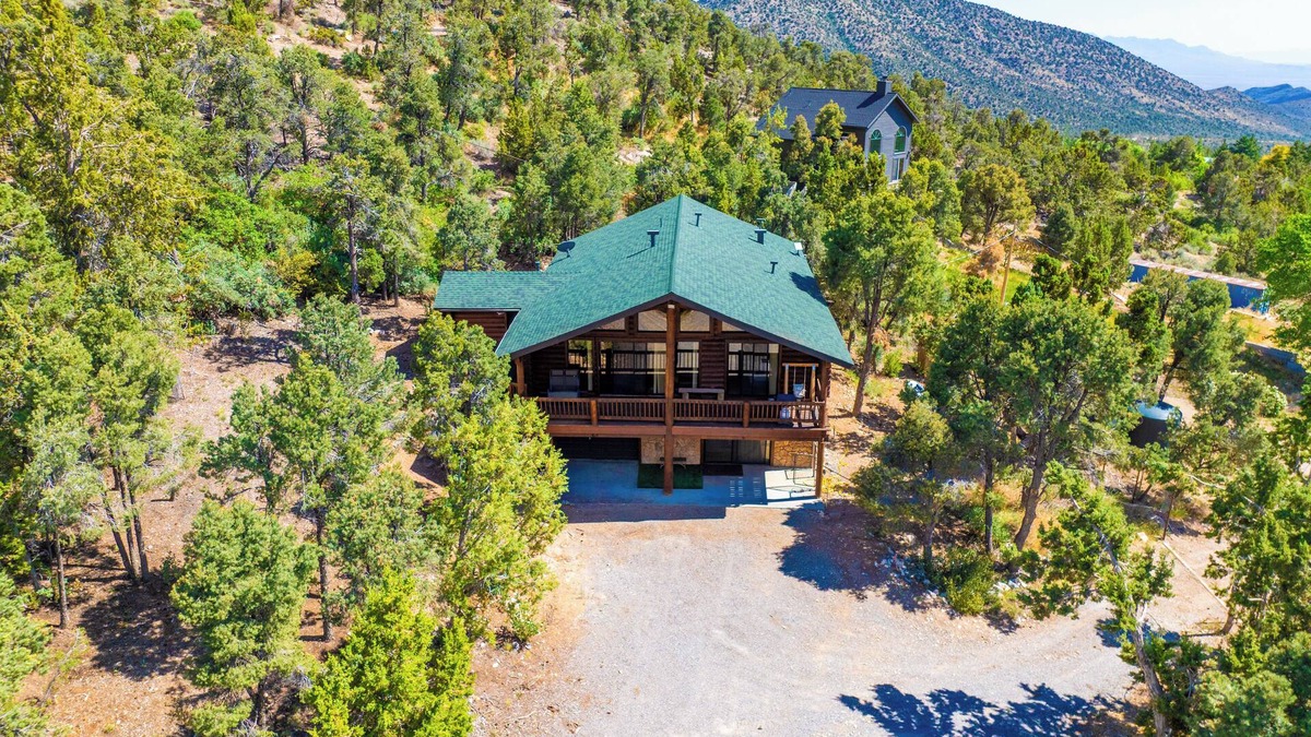 Mount Charleston Cabin | 4BR Sneak-Away Log Cabin: Mountain View & Garage