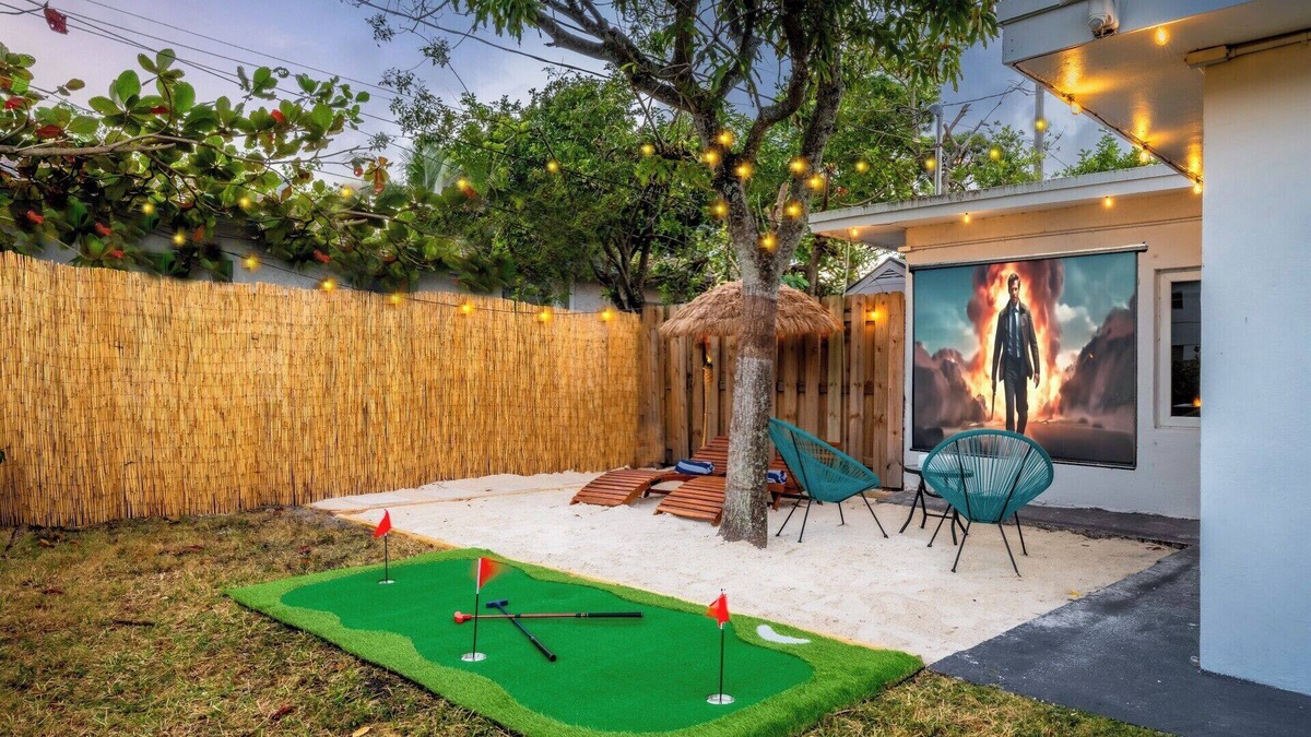 Oakland Park House | 4BR Volley ball, minigolf, bowling, private beach, ping pong, arcade games &more