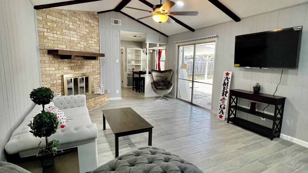 Universal City House | 4BR w/Pool Furnished Extended Stay near Randolph AFB Wi-Fi W/D