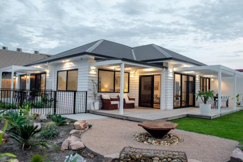 Lakes Entrance Villa | 4BR Waterfront - Skippers Quarterdeck