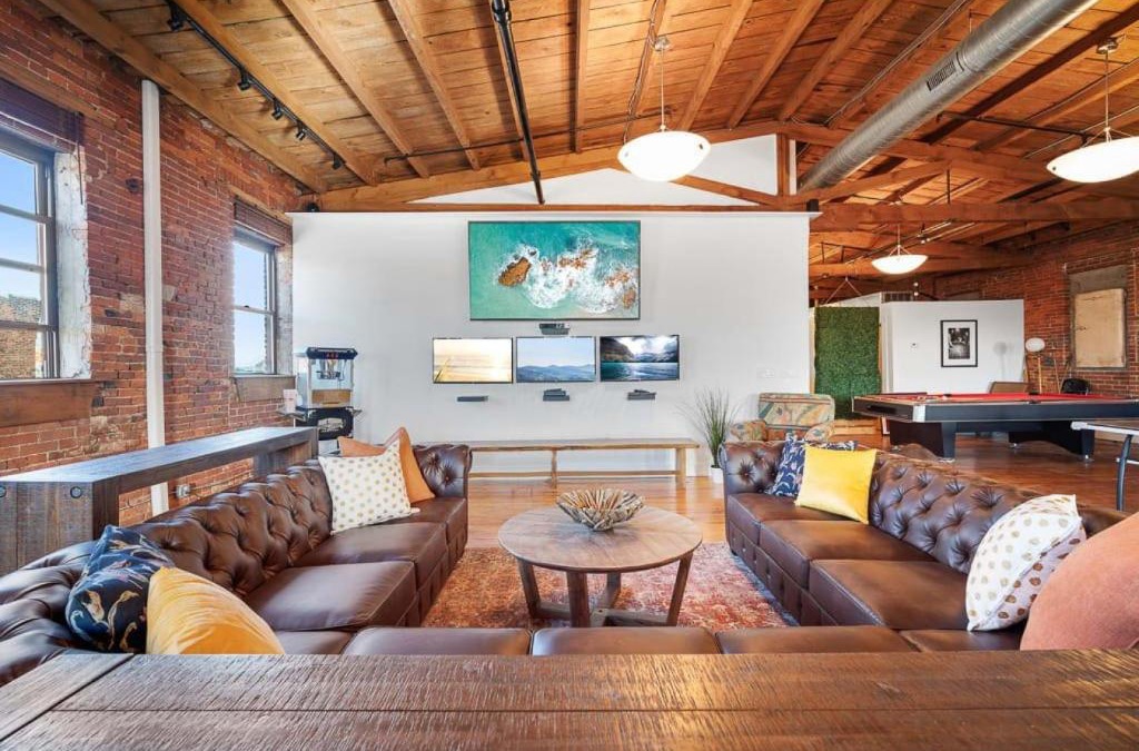 Norris Square House | 4K sqft LOFT Gym, TV Wall, Ping Pong and Pool Table
