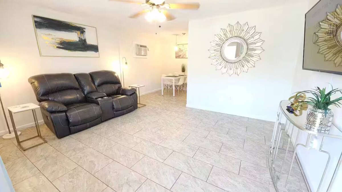 Bearss Plaza House | 4k TV's, Soft Mattress, Remodeled, Moffitt, USF
