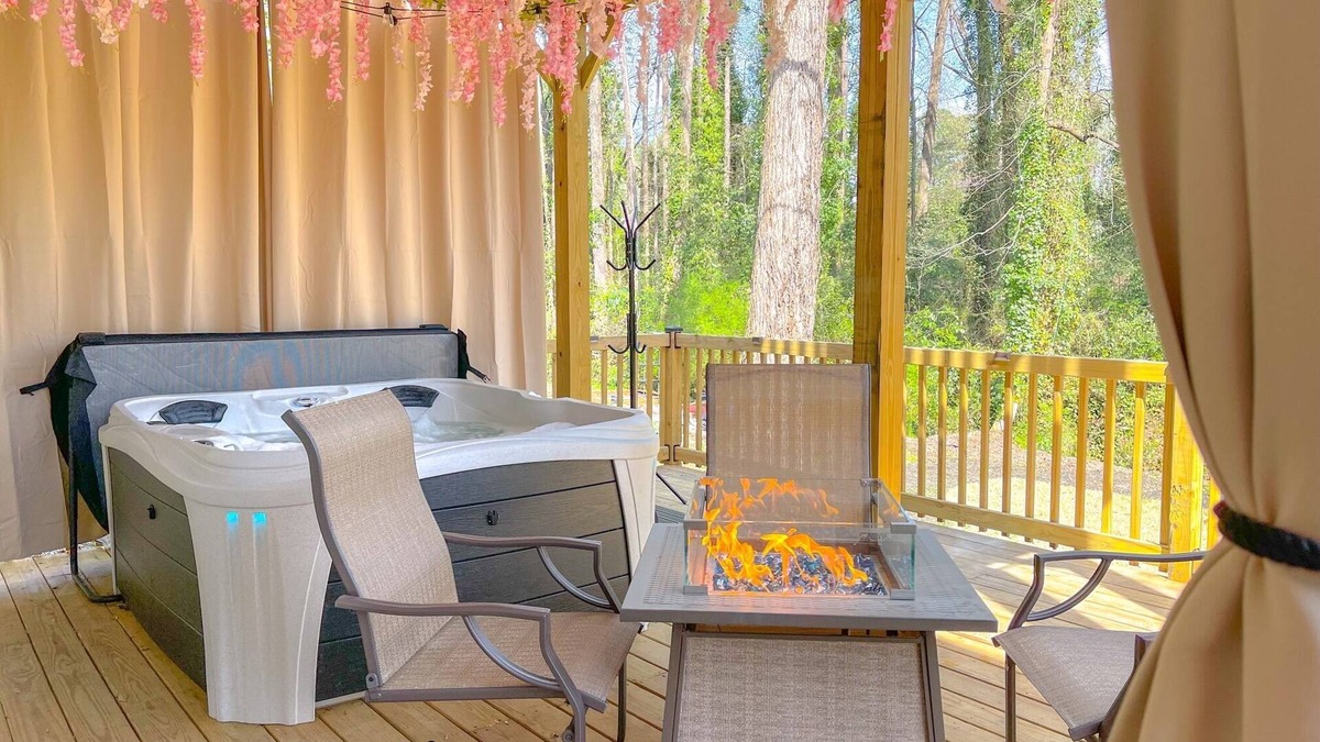 Decatur House | 4Seasons Retreat | Pet-Friendly Atlanta Getaway w/Game Room & Themed Suites