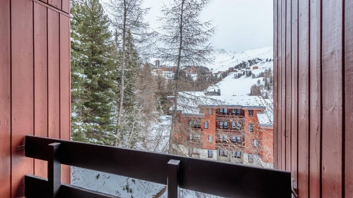 Plagne 1800 Apartment | 4th floor, view mountain, swimming pool, balcony, tv, ski locker, 54m², La Plagne
