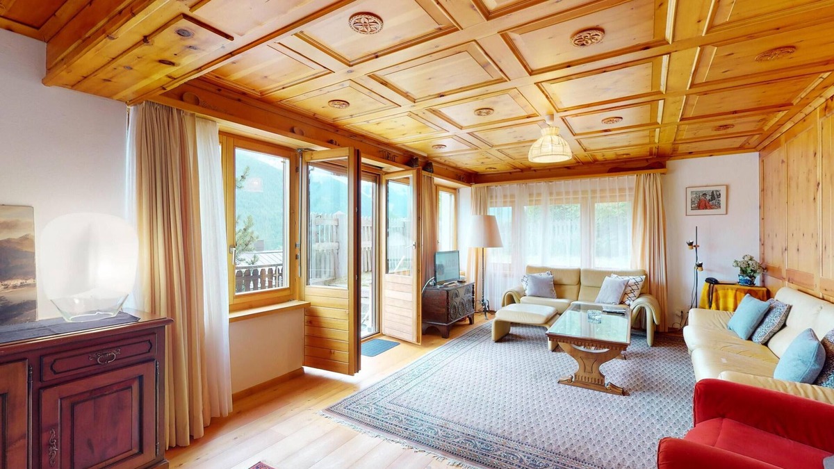 Zuoz Apartment | 5-½ room apartment in a sunny location, with marvellous views of the valley and