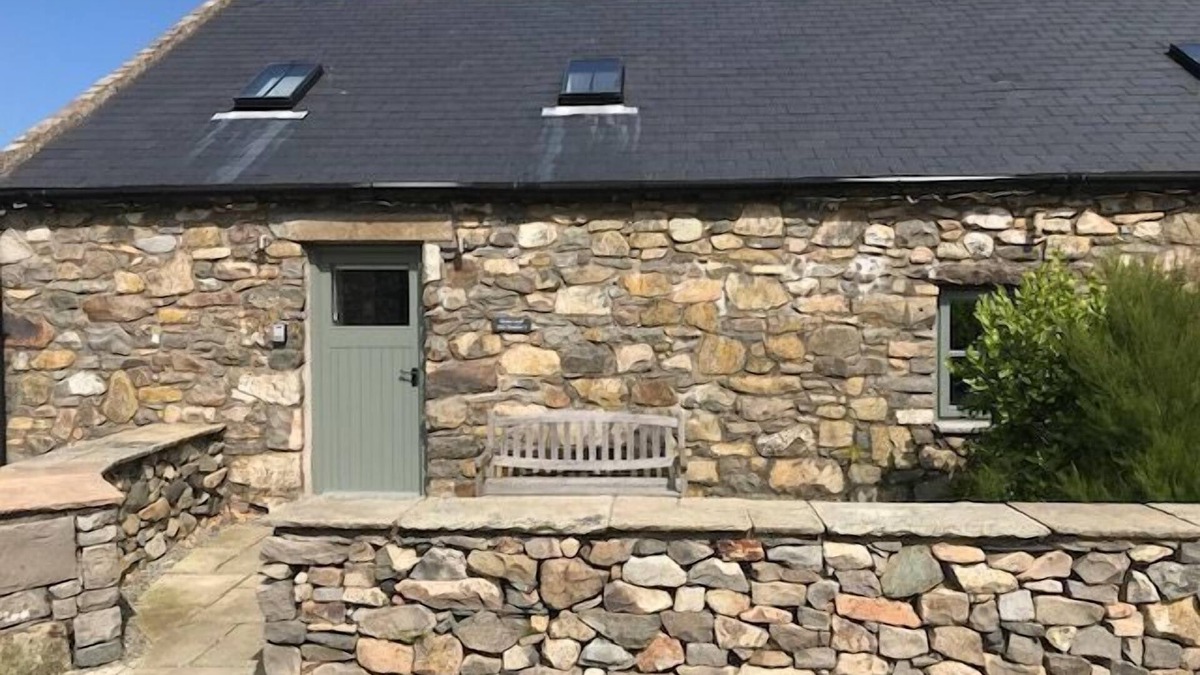 Pistyll Apartment | 5* 3 bedroom stone cottage configured for upside down living