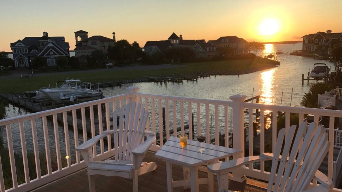 Heron Harbour Isle House | 5-6BR, 5BA in Bayside Retreat with Community Pools & Boat Slip