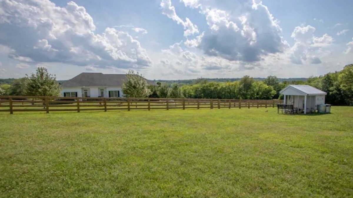 College Grove House | 5 Acre 3 Bedroom Farmhouse Next Door to Troubadour
