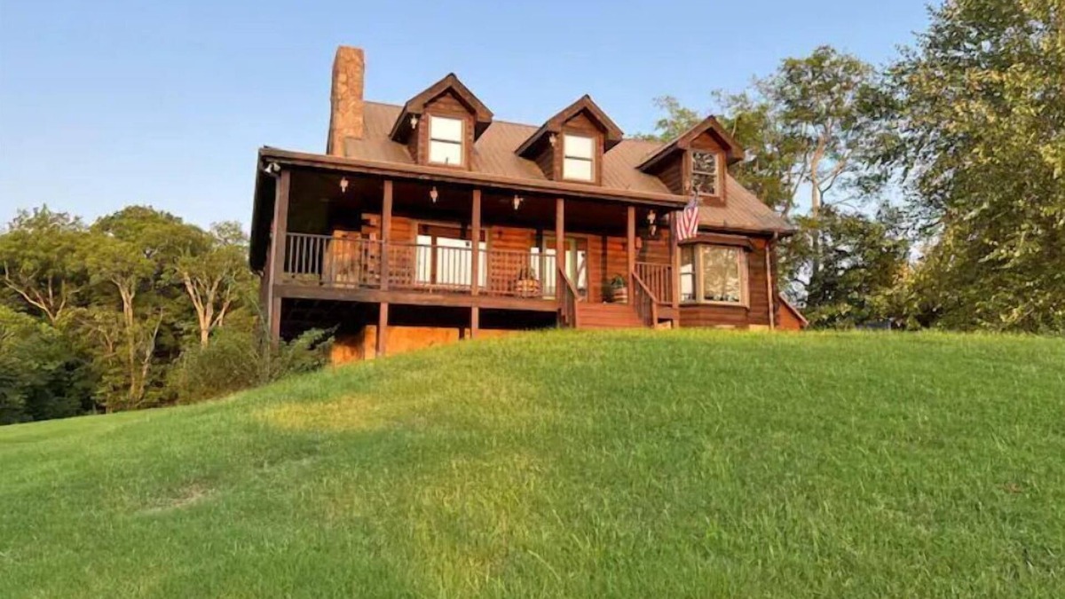 College Grove Cabin | 5 Acre 3 Bedroom Cabin Next Door to Troubadour